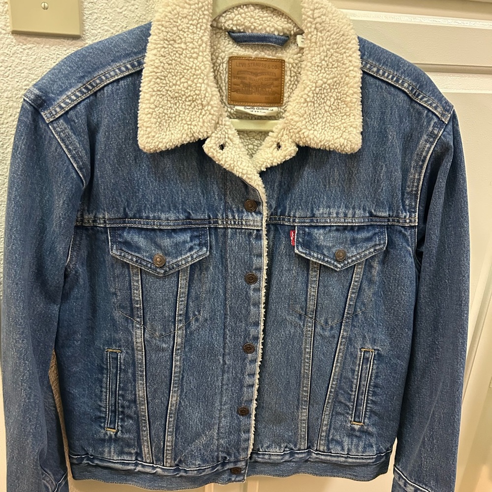 Levi’s Ex-Boyfriend Sherpa Trucker Jacket in Dark Wash women’s size Medium